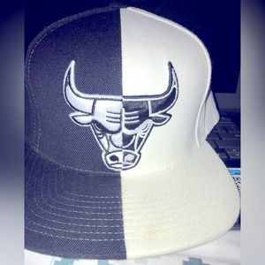 Chicago Bulls Mitchell and Ness snapback hat. Black/white. Ships fast 🔥